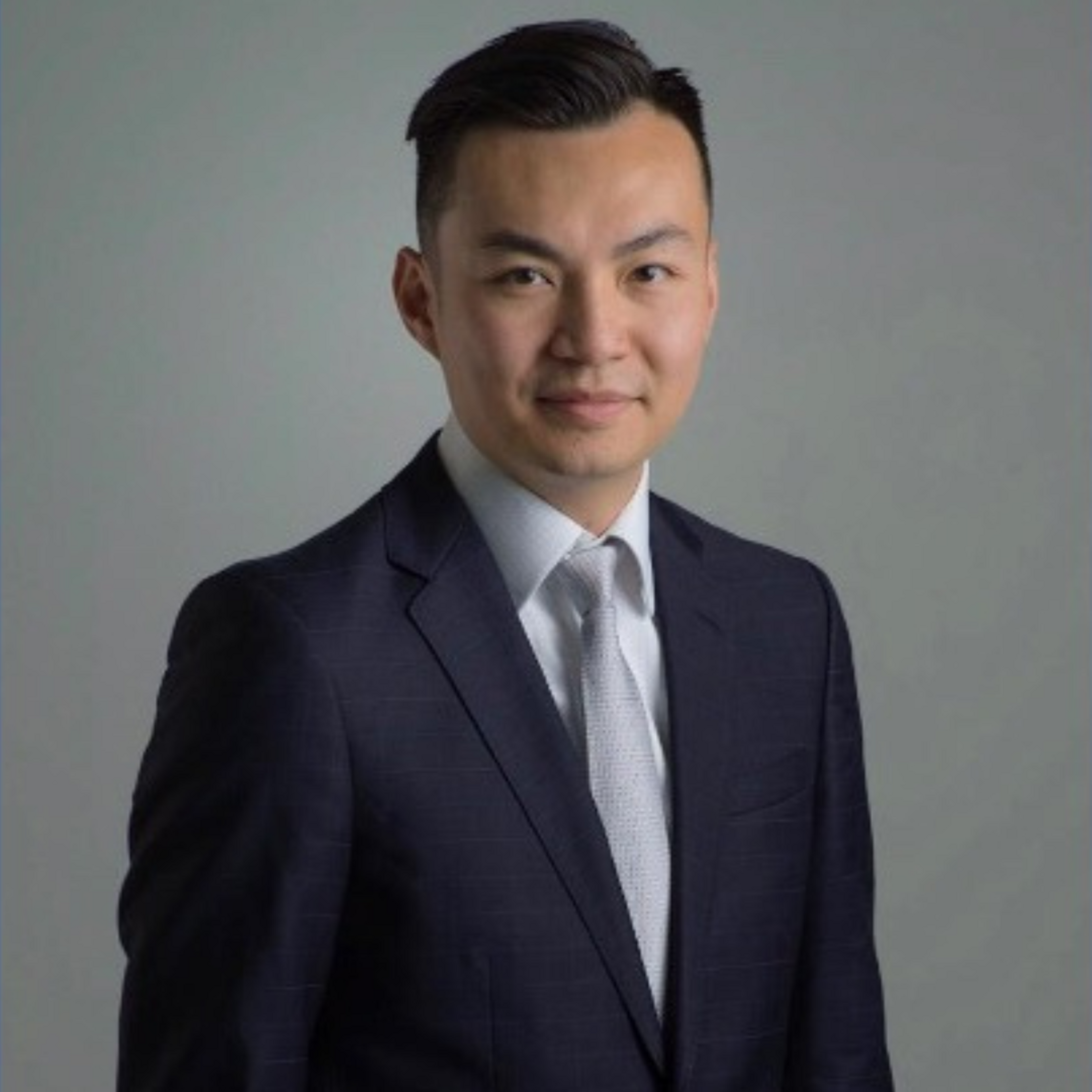 壽險理財顧問就像教練，指導客戶該如何有效地進行理財規劃，實現人生目標，讓他們擁有更好的生活。當顧問遇到客戶的拒絕或質疑時，不應只是迎合客戶，也需要重新審視自己是否真正了解客戶在該人生階段中的實際需求。擁有8年百萬圓桌會員資歷的張彥麟先生（Larry）和我們分享他利用長時間與客戶培養互信關係的經驗，瞭解處於不同人生階段的客戶對退休理財規劃方面的需求，為他們創造財富。